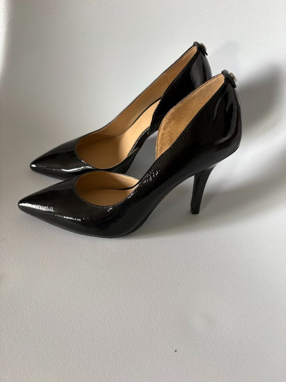 Michael Kors Black Patent Leather Pumps Pointed Toe Stiletto Heel 6 Logo Charm
